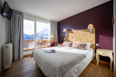 Bedroom, Mountain view