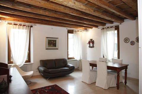 Centre 2 bedroom Flat Apartment in Verona