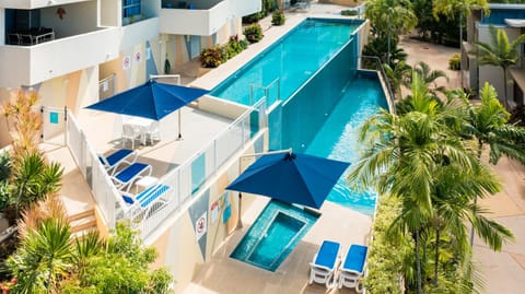 Property building, Day, Pool view, Swimming pool, sunbed