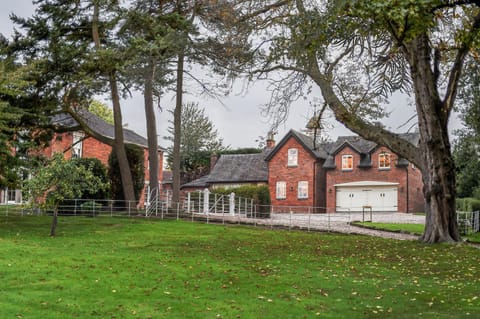 Woodleighton Cottages House in East Staffordshire District