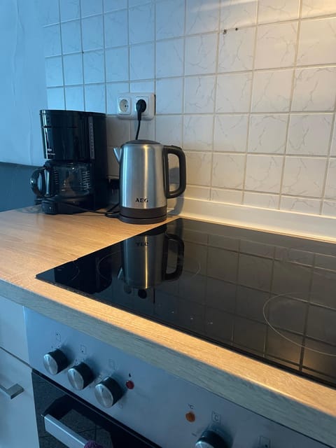 Coffee/tea facilities, Kitchen or kitchenette, stove