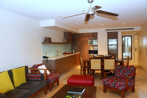 Kitchen or kitchenette, Living room, Seating area, Dining area