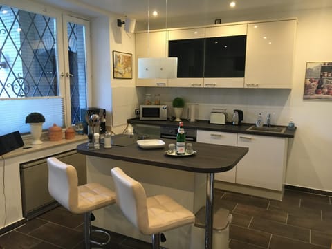 Kitchen or kitchenette, Seating area, Dining area