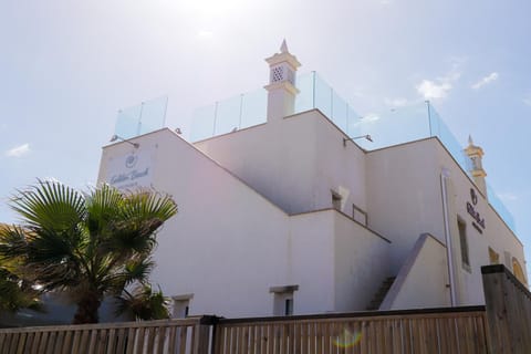 Golden Beach Guest House & Rooftop Bar Alojamiento y desayuno in Faro