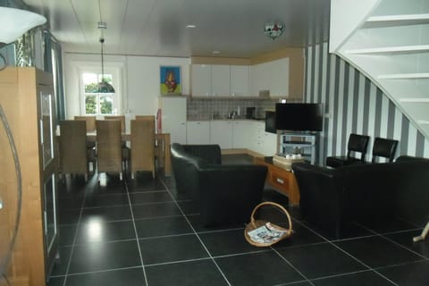 TV and multimedia, Kitchen or kitchenette, Living room, Seating area, Dining area