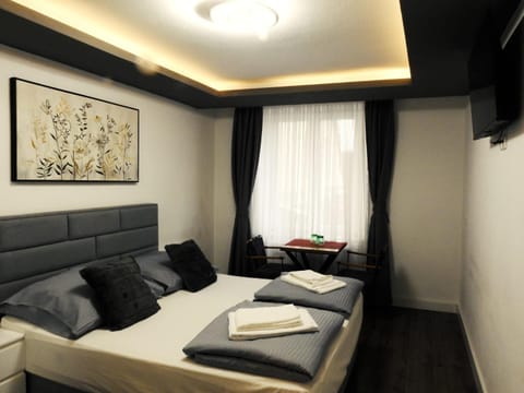 Bed, TV and multimedia, Seating area, Bedroom, towels