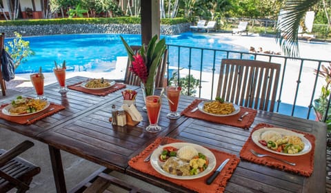 Patio, Restaurant/places to eat, Food, Pool view, Swimming pool, Breakfast, Drinks