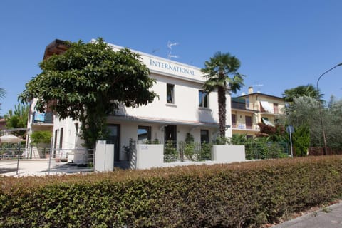 Facade/entrance, Bird's eye view