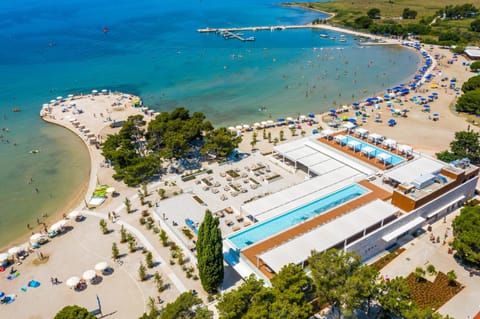 Restaurant/places to eat, Bird's eye view, Beach, Swimming pool