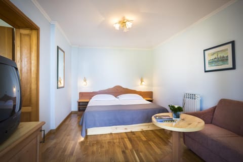 Bed, Seating area