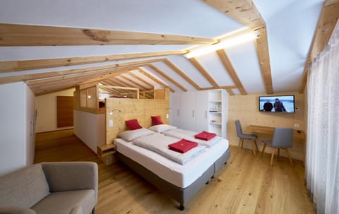 Bed, Photo of the whole room, Seating area, Bedroom