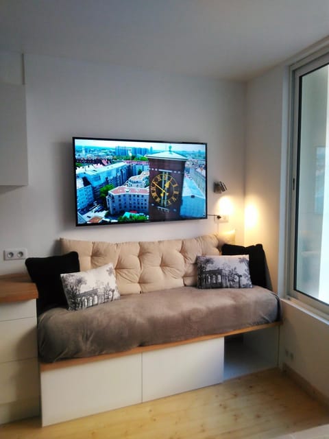 Bed, TV and multimedia, Seating area