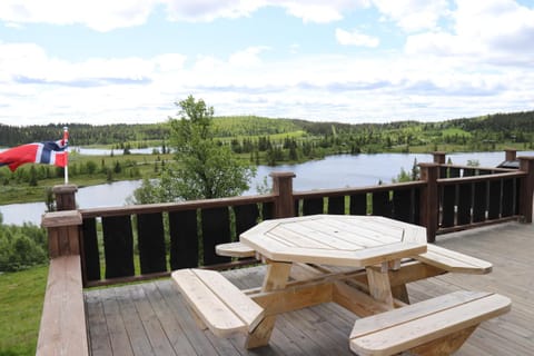 Restaurant/places to eat, Balcony/Terrace, Lake view