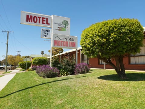 Country Mile Motor Inn Motel in Forbes