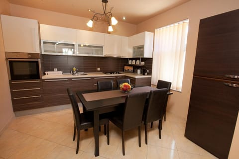 Coffee/tea facilities, Kitchen or kitchenette