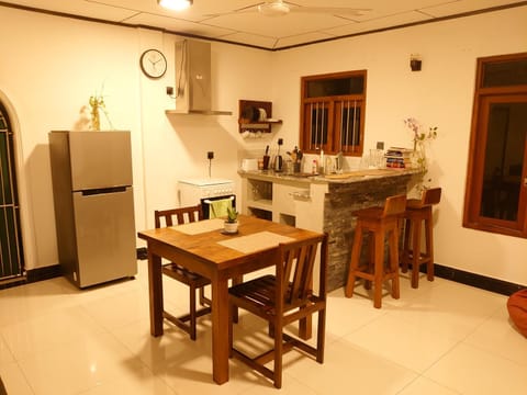 Kitchen or kitchenette, Dining area