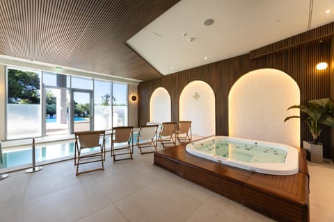 Hot Tub, Spa and wellness centre/facilities, Seating area, Pool view, Swimming pool