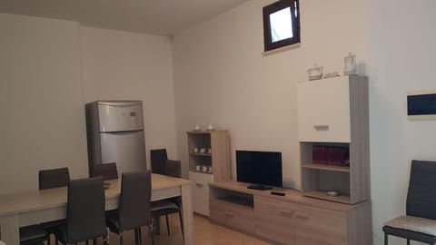 TV and multimedia, Living room, Seating area, Evening entertainment