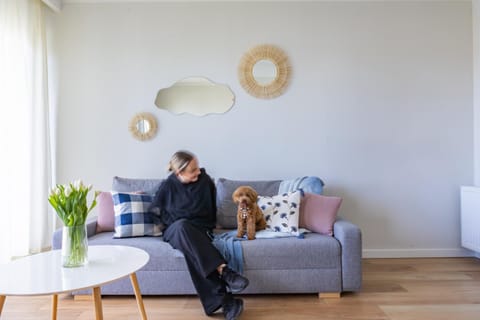 People, Living room, Seating area, Pets