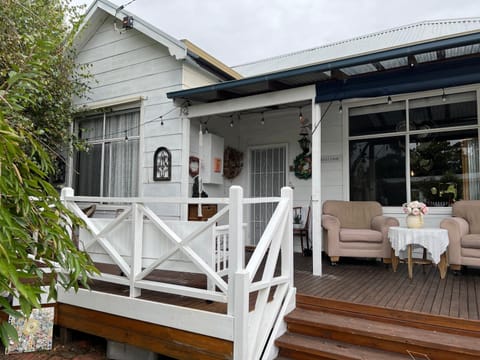 Ivy May Cottage Bed and Breakfast in Lakes Entrance