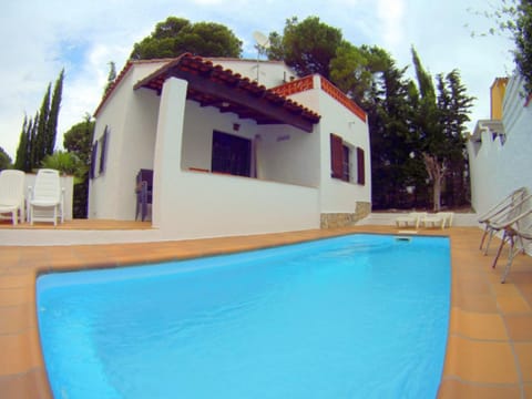 Property building, Pool view, Swimming pool, sunbed