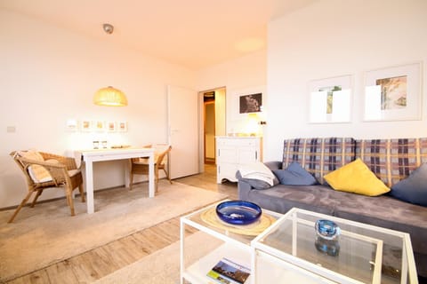 Living room, Photo of the whole room, Decorative detail