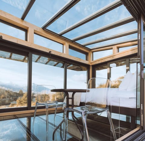 Dining area, Bedroom, Mountain view, River view