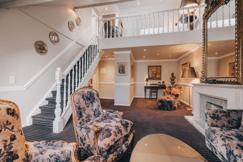 Bed, People, TV and multimedia, Coffee/tea facilities, Living room, Photo of the whole room, Decorative detail, Bedroom, Garden view, soundproof