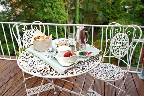 Day, Garden, Balcony/Terrace, Food and drinks, Food, Garden view, Breakfast, Continental breakfast