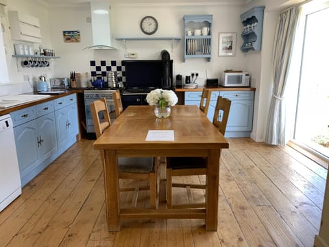 Dining area, kitchen