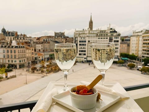 Bedroom, City view, Alcoholic drinks