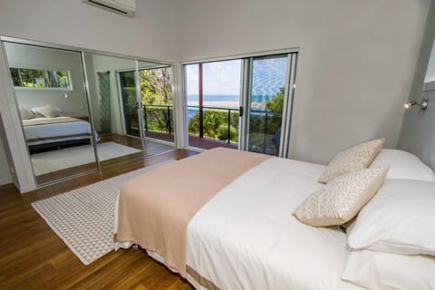 Bed, Photo of the whole room, Sea view