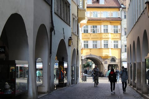 Restaurant/places to eat, Supermarket/grocery shop, Shopping Area