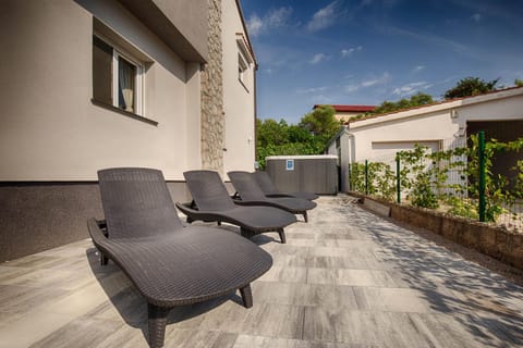 Patio, Hot Tub, Balcony/Terrace