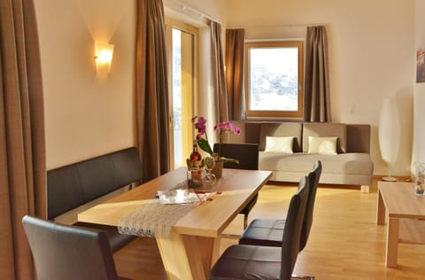 Living room, Seating area, Dining area, kitchen