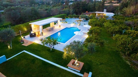 Garden view, Pool view, Swimming pool, sunbed