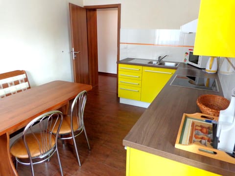 Coffee/tea facilities, Kitchen or kitchenette, Dining area