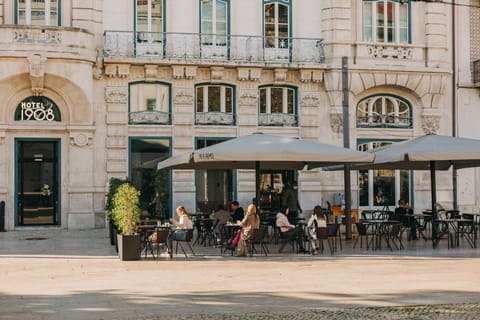 Property building, Restaurant/places to eat, Balcony/Terrace