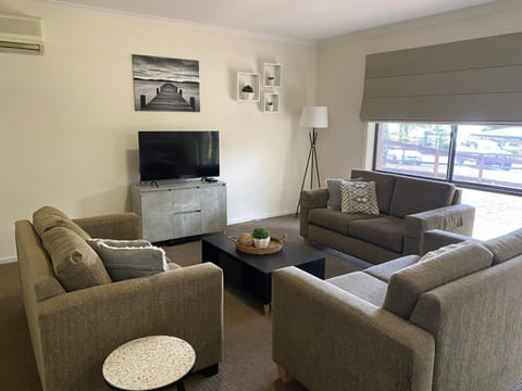 Communal lounge/ TV room, Seating area, air conditioner