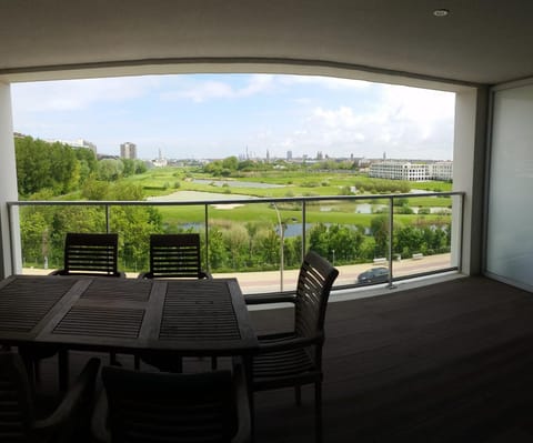 View (from property/room), Balcony/Terrace, Landmark view