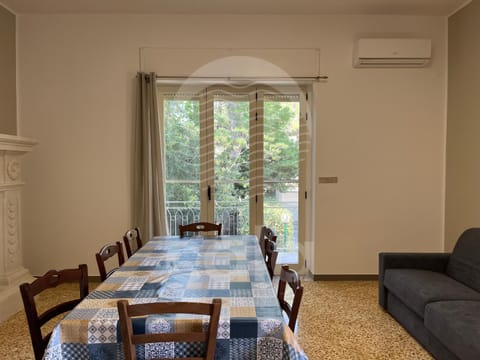 Living room, Dining area, air conditioner