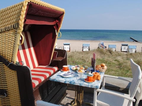 Restaurant/places to eat, Seating area, Beach