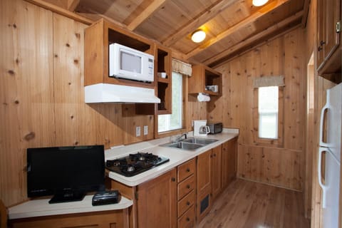 Medina Lake Camping Resort Studio Cabin 1 Camping /
Complejo de autocaravanas in Lakehills