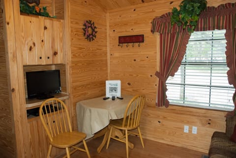 Medina Lake Camping Resort Cabin 3 Camping /
Complejo de autocaravanas in Lakehills