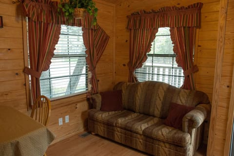 Medina Lake Camping Resort Cabin 3 Camping /
Complejo de autocaravanas in Lakehills