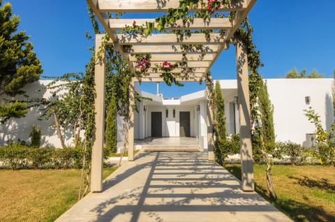 Facade/entrance, Day, Summer, Garden, On site