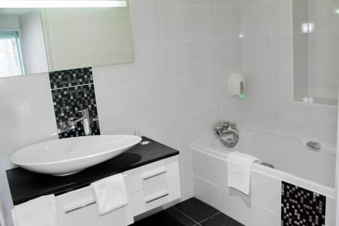 Toilet, Bathroom, TV and multimedia, Animals, Bedroom, Pets, Area and facilities