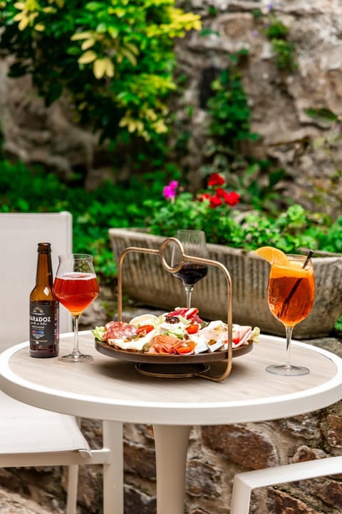 Patio, Lounge or bar, Food and drinks, Dining area, Food, Meals, Lunch, Drinks, Alcoholic drinks