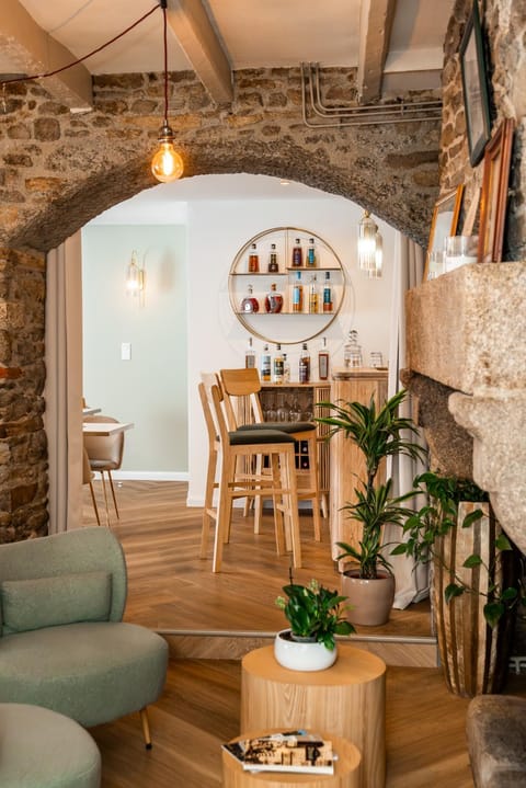 Living room, Lounge or bar, Food and drinks, Seating area, Dining area, Drinks