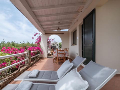 Quaint Holiday Home in Geremeas Sardinia with Sea view Apartamento in Geremeas